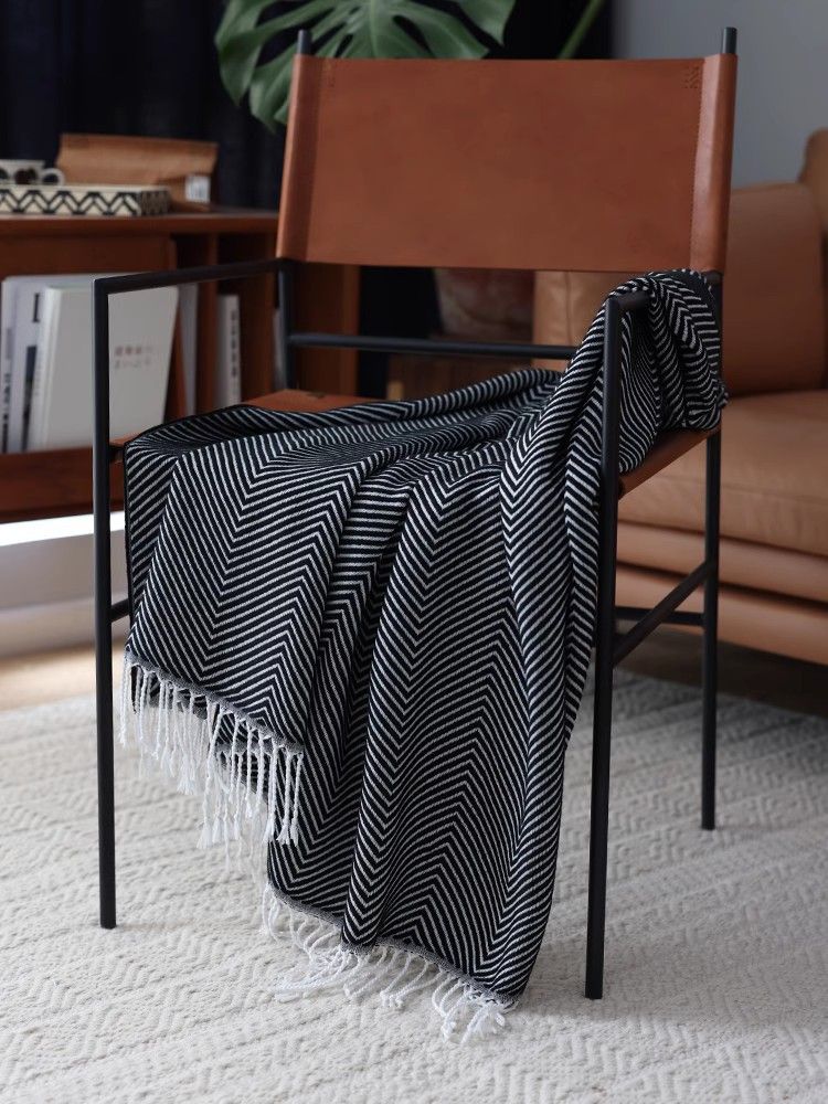 Copriletto con pediera e nappe per divano, coperta casual in maglia_voghion.com