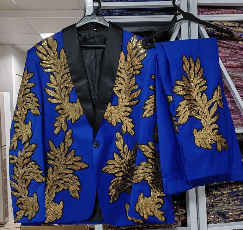 Herrenbekleidung Hochwertiger Anzug mit goldener Paillettenapplikation, lässiger Blazer, Sänger-Performance-Kostüm_voghion.com
