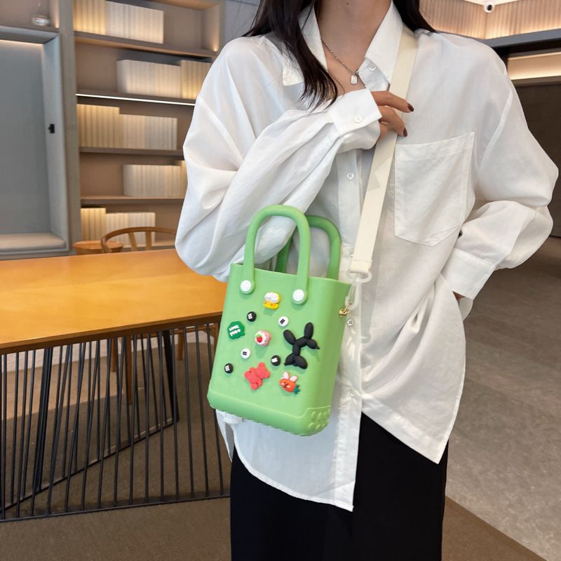 2025 Nuovo design di nicchia Elegante foro Cartone animato Carino secchiello portatile Versatile borsa a tracolla in gelatina_voghion.com