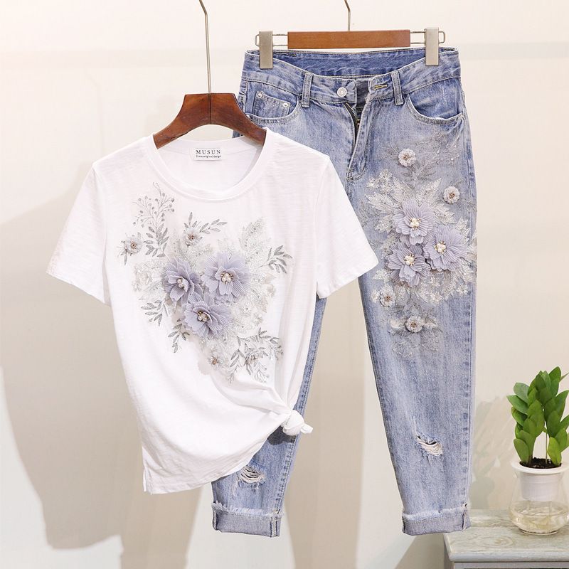Damenbekleidung Jeansanzug Sommer Perlenbesticktes dreidimensionales Blumen-Kurzarm-T-Shirt Zerrissene Neun-Punkt-Jeans_voghion.com