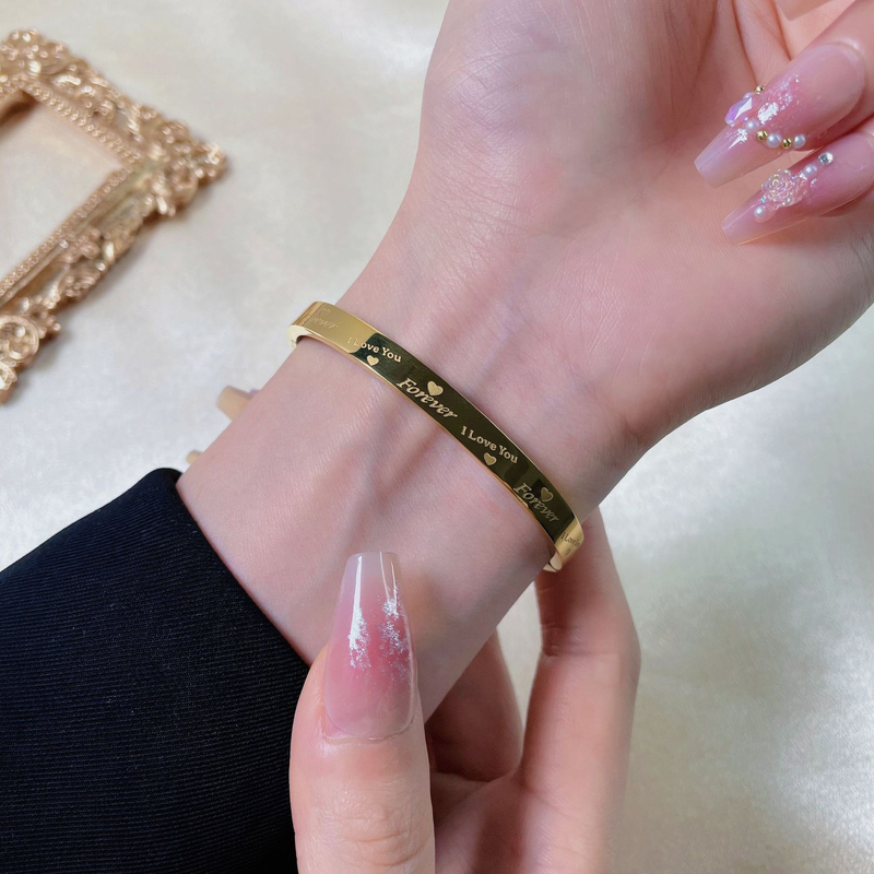 Classico bracciale per coppia con bracciale in acciaio al titanio Love Forever a prova di colore_voghion.com