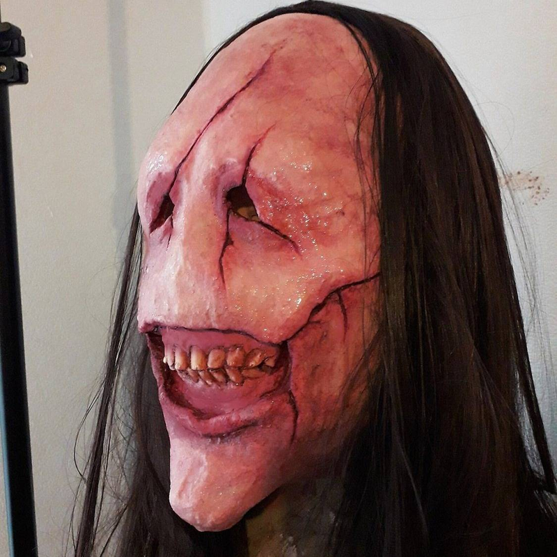 Mască demonică de groază de Halloween cu păr lung, mască demonică cu față roșie, mască demonică cu dinți din latex cu păr lung_voghion.com