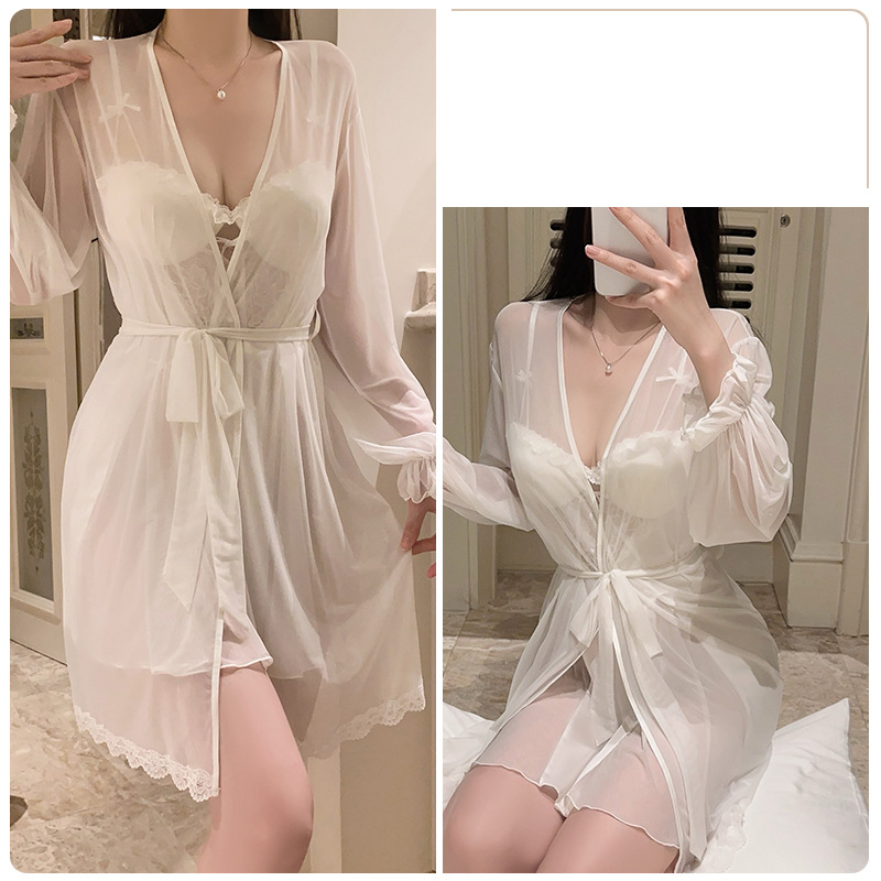 Unterwäsche & Nachtwäsche: Rückenfreies Nachthemd mit tiefem V-Ausschnitt und Netzstoff. Seidiges Satin-Dessous-Set mit gepolstertem tiefem V-Ausschnitt und transparentem Morgenmantel – elegante Nachtwäsche für Damen_voghion.com