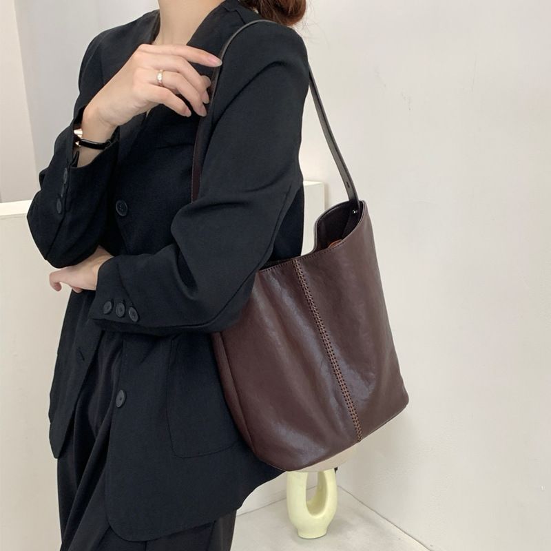 Sac seau en cuir de vachette avec couche de tête 2024 nouveau sac en cuir cousu à la main de style minimaliste, sac à bandoulière simple pour_voghion.com