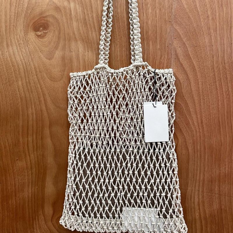 Nuove celebrità della rete primavera ed estate 2025 con la borsa a tracolla in rete intrecciata, versatile e alla moda, con design a scomparsa._voghion.com