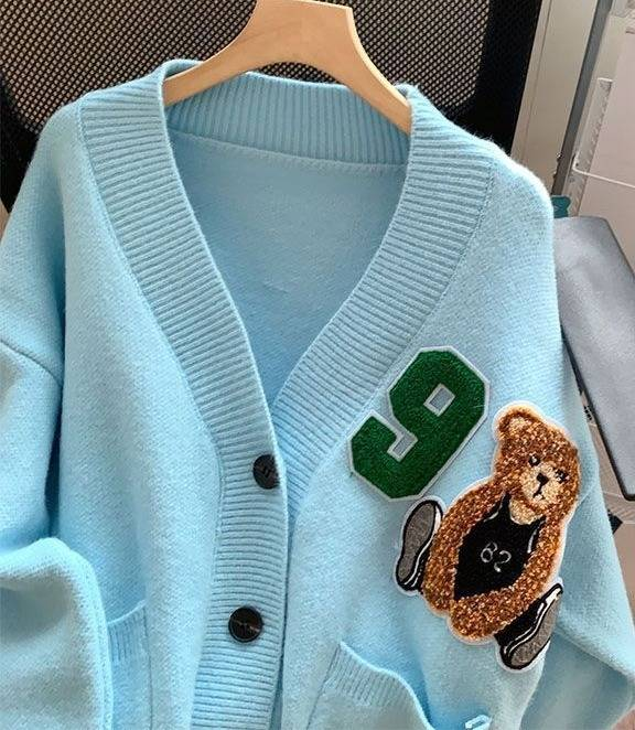 Teddybär-Cardigan mit V-Ausschnitt – Übergroßer Strickpullover aus Acryl (Einheitsgröße) – Weicher und gemütlicher Campus-Chic in Creme/Rot/Marineblau_voghion.com