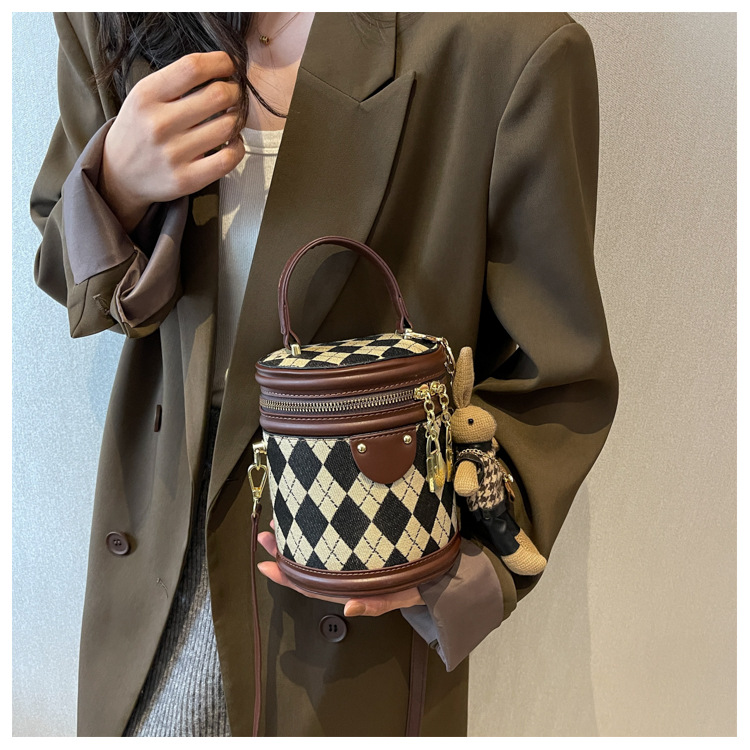 Nuova borsa piccola versatile retrò di vendita calda per la nuova borsa a tracolla piccola folla alla moda da donna con borsa a secchiello portatile con griglia di diamanti texture_voghion.com
