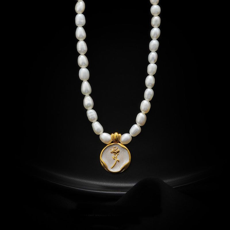 Collana da donna con perle d'acqua dolce e fiore di rosa - Ciondolo in smalto francese di alta qualità ed elegante catena per clavicola_voghion.com