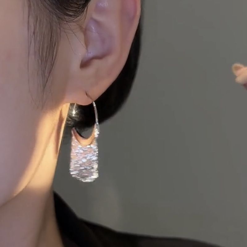 Orecchini con ganci versatili di alta qualità, alla moda, in stile minimalista, con nappe in metallo._voghion.com