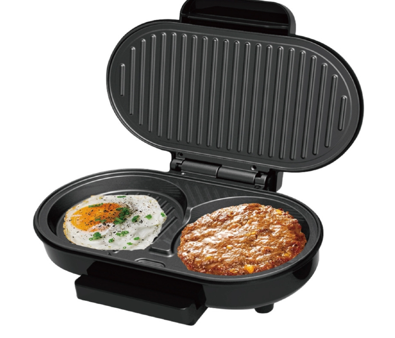 Lehký stroj na snídaně s hamburgery, domácí grilovaný steak a vejce, malý pekárnička na palačinky_voghion.com