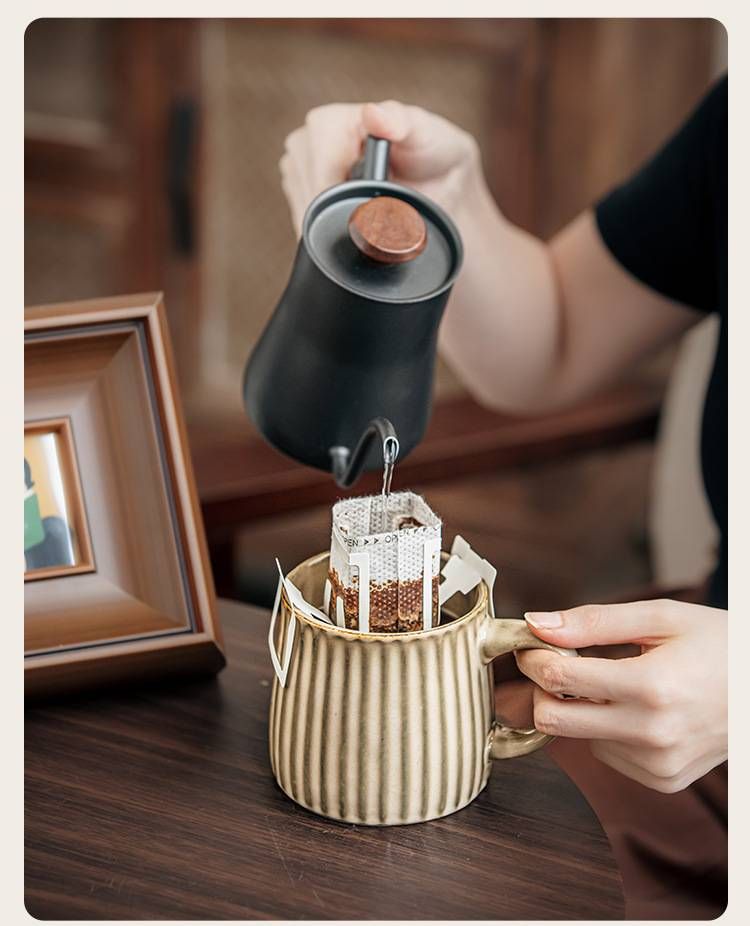 Taza artesanal con variación de esmaltado y textura en relieve - Taza de café de cerámica nórdica con tapa y cuchara, capacidad de 450 ml, diseño retro para hombre_voghion.com