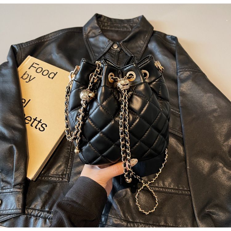 Damen Bucket Bag Diamond Chain Crossbody Bag Kleine Bucket Bag mit Kordelzug Leichte, luxuriöse, runde Bucket Bag Umhängetasche Crossbody Bag Frau_voghion.com