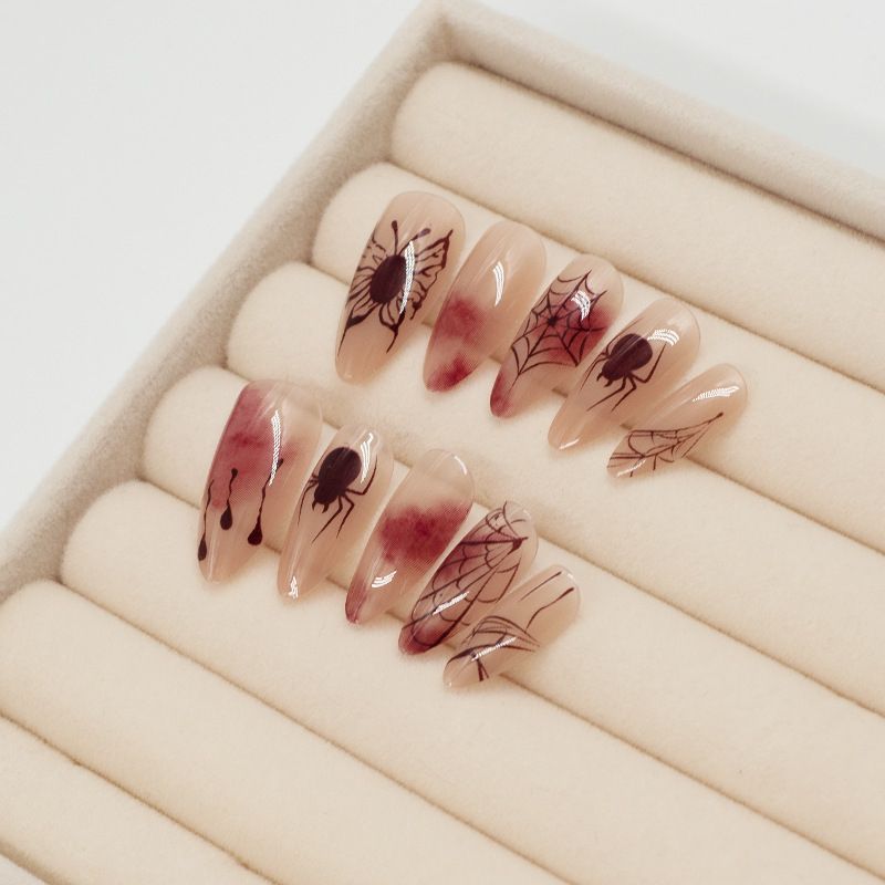 Ragnatele macchiate di sangue che indossano armature, farfalle, toppe per nail art di Halloween_voghion.com
