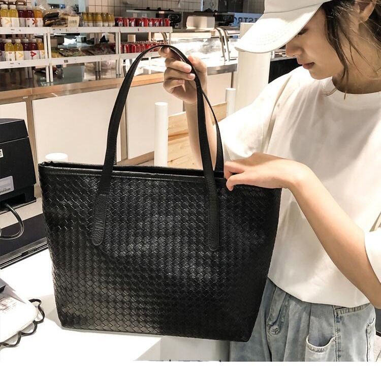 Borsa a tracolla grande e capiente, in tessuto intrecciato, da donna, nuova tendenza 2024_voghion.com