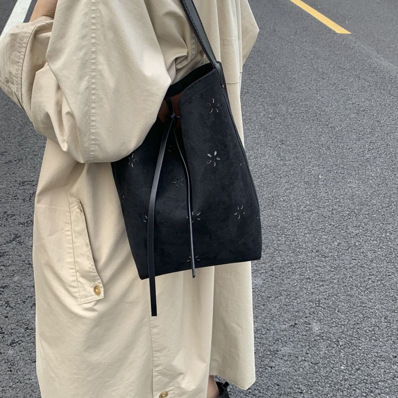 Borsa a secchiello in pelle scamosciata con fiore cavo di grande capacità per le donne 2025 autunno nuova borsa da pendolare monospalla sottobraccio_voghion.com