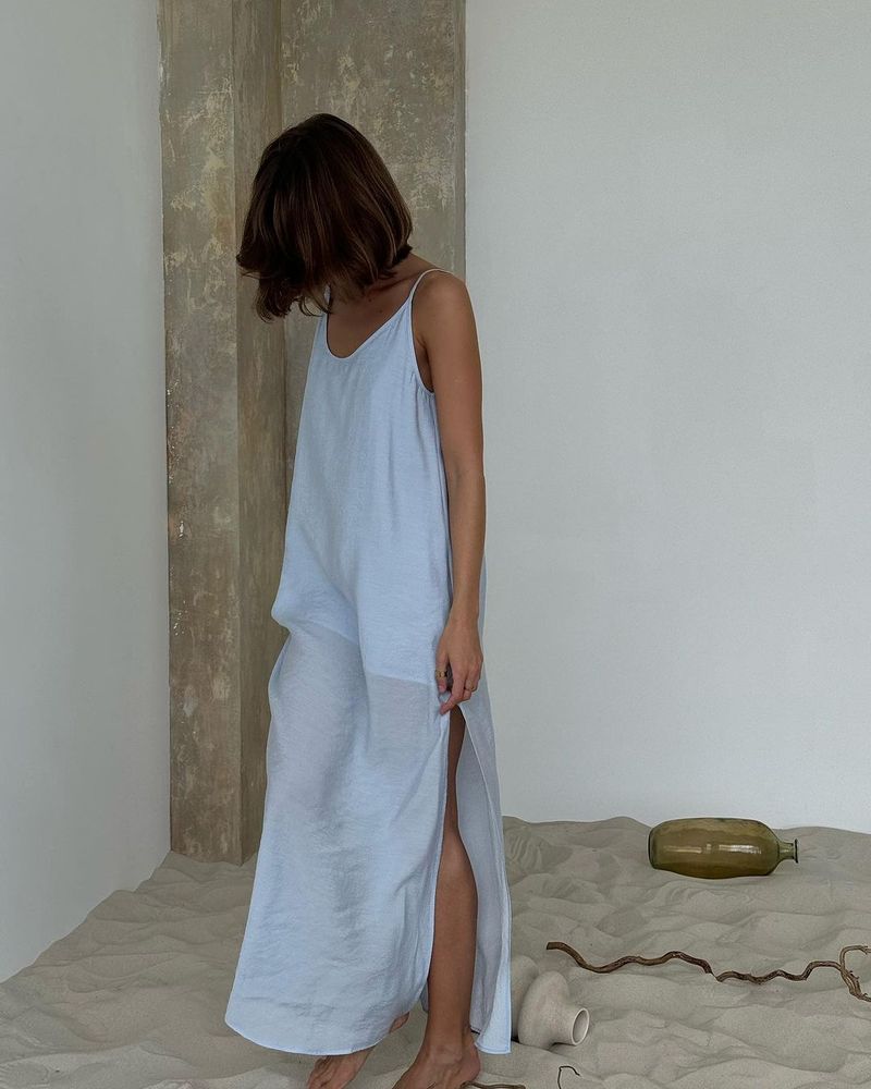 "Camicia da notte lunga estiva senza maniche da donna in cotone, comoda e ampia, con spalline regolabili._voghion.com