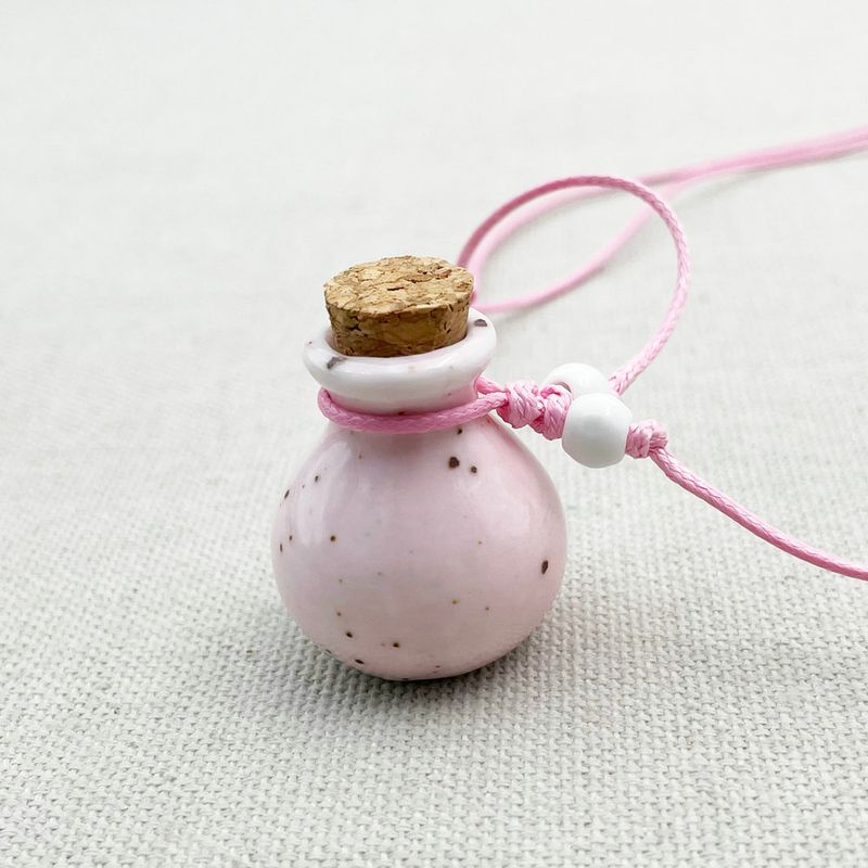 Hot Sales C110 Moud Rosa Blo Keramik Kleng Fläsch Anhänger Fraen Handgemaachte Halskette Grousshandel Bijouen_voghion.com