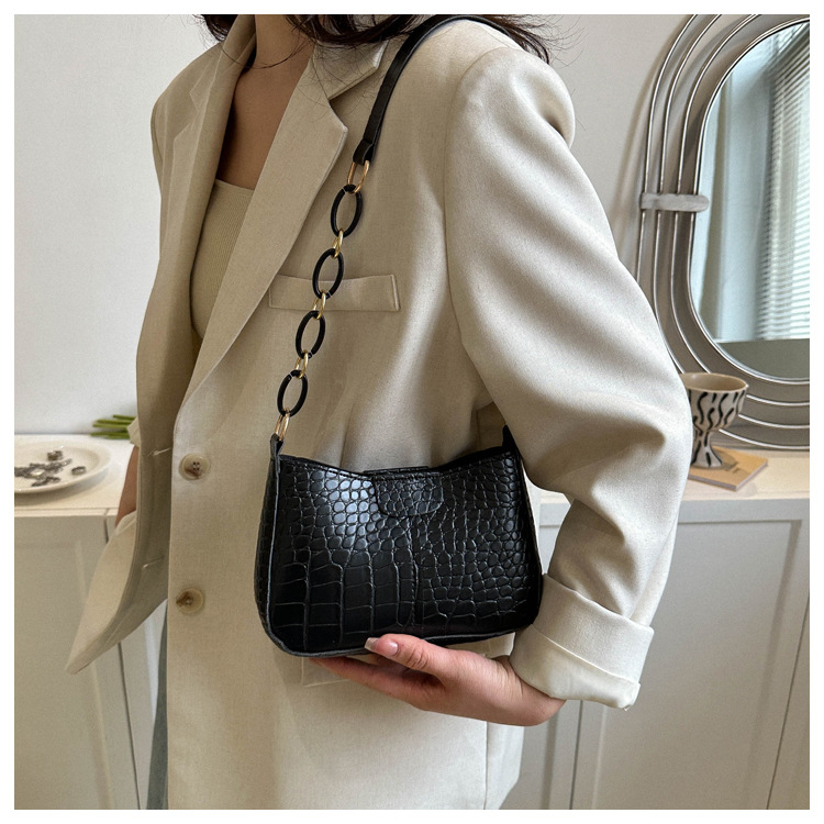 2023 Spring New Simple Trend One Shoulder Underarm Small Square Bag Net Red Fashion Temperament Commuter Bag Female_voghion.com