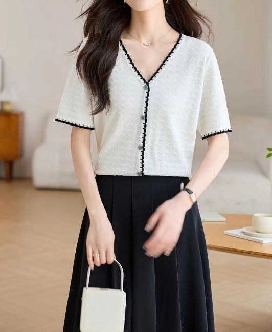 Xiaoxiangfeng T-shirt à manches courtes en tricot de soie glacée à col en V pour femme 2024 Été Nouveau Style Petite chemise occidentale_voghion.com