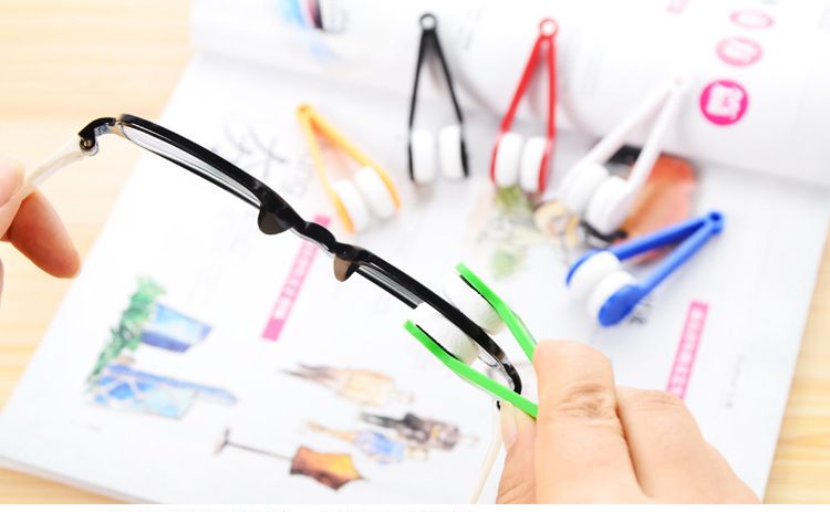 Unisex Portable eyeglass wiper/squeezer Eyeglass clip Eyeglass cleaner Eyeglass cleaner_voghion.com
