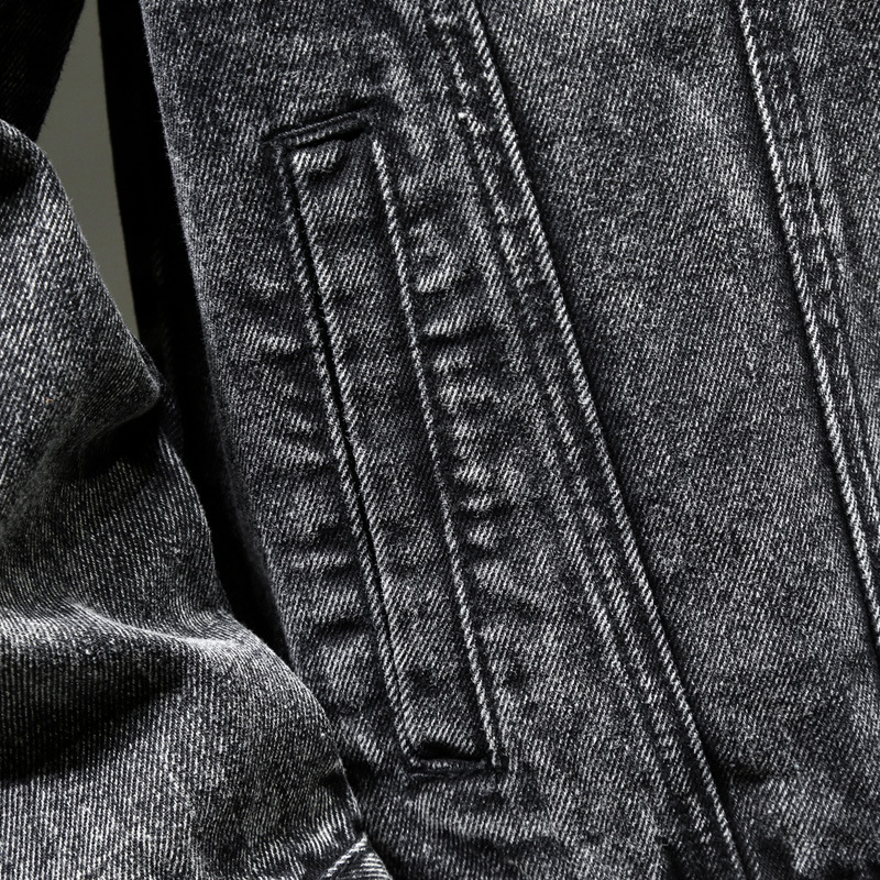 Herren-Outfits: Stilvoller, klassischer Herren-Mantel mit Reverskragen für den Winter_voghion.com