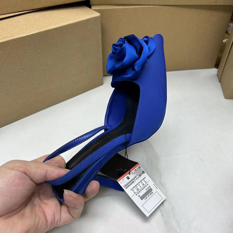 Zapatos de mujer con tacón fino y tiras elásticas en punta con flores en 3D_voghion.com