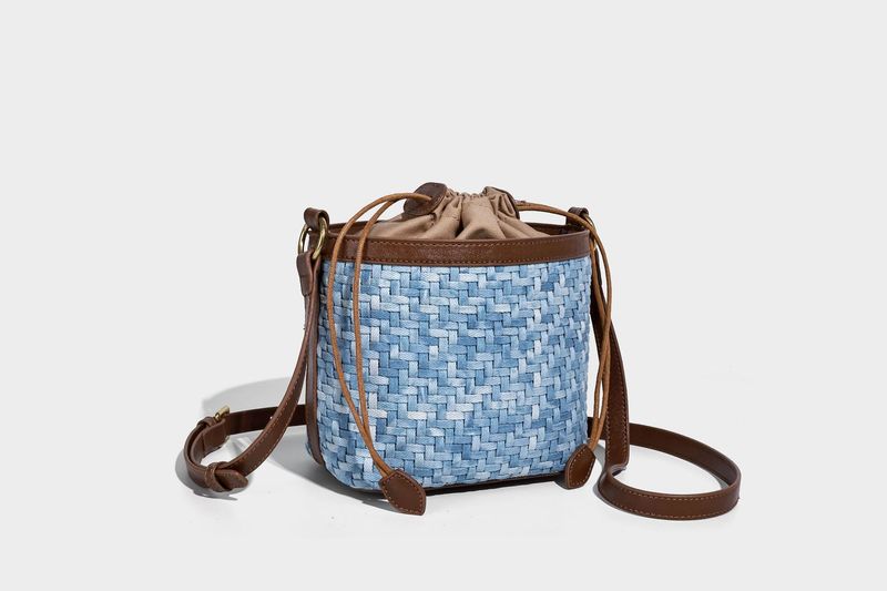 Borsa a tracolla alla moda, borsa a tracolla in denim blu intrecciato con design di nicchia, borsa a mano 2025, nuova borsa hobo retrò carina alla moda._voghion.com