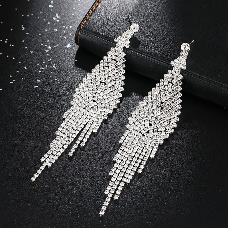 Brincos retrô com borla longa e strass_voghion.com