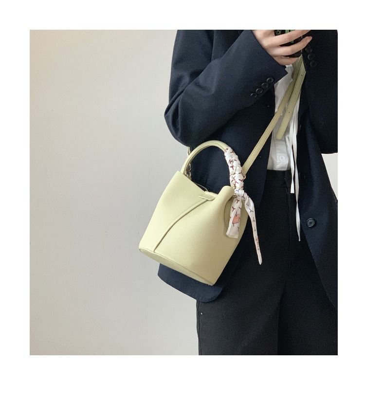H7 Soft Handbag for Women Summer 2023 New Trendy Fashionable Bucket with Unique Design and Versatile Ins Crossbody Bag_voghion.com