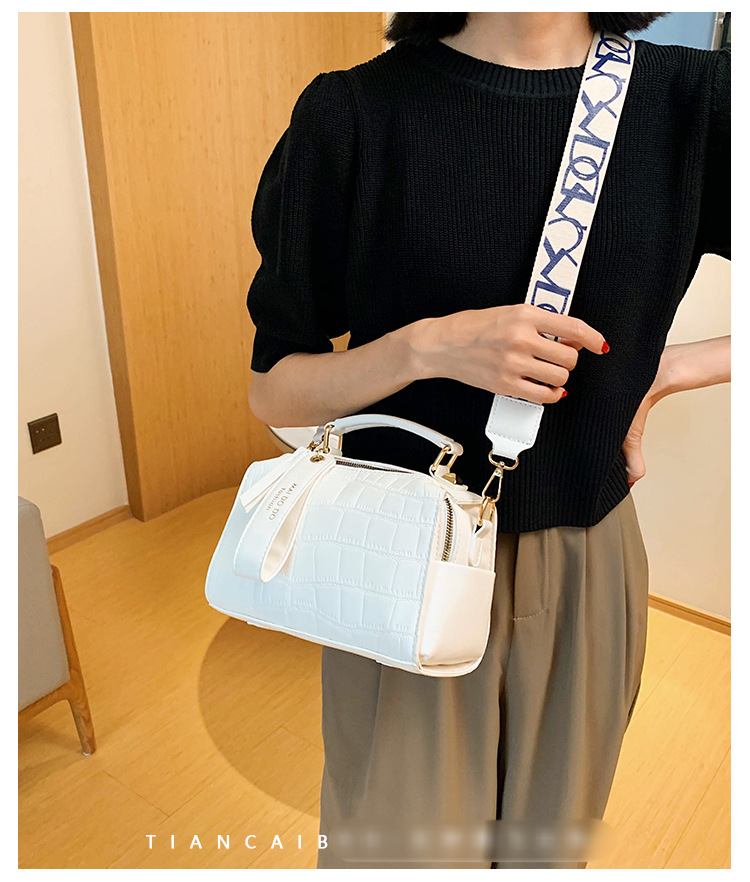 Small Niche Design Of Bag New Trendy Korean Version High-end Texture Wide Shoulder Strap Hand-held Crossbody Bag Fashionable Pillow Bag_voghion.com