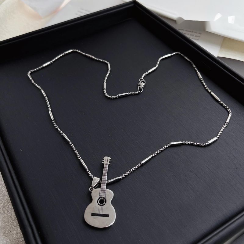 Personlig trendig märkeskändis med samma kombination av rostfritt gitarrhalsband, bleknar inte hänge, hiphop_voghion.com