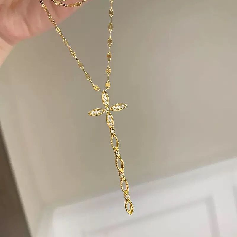 Funkelnde Halskette im Vintage-Stil mit Diamanten und Stern, leichte, luxuriöse High-End-Fischschuppen-Kreuzquaste am Schlüsselbein_voghion.com