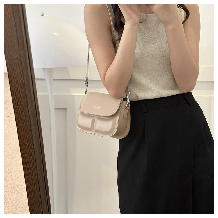 2023 sommer Neue Sattel Tasche Umhängetasche Weibliche Einfache Mode Schulter Tasche Casual Pendeln Nische Design Tasche_voghion.com