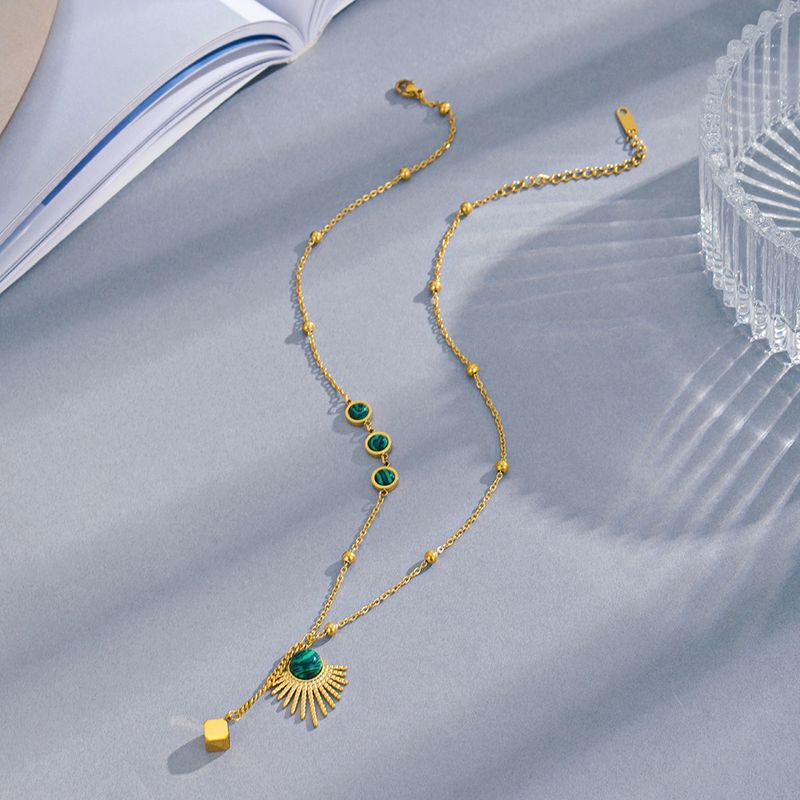 Waaiervormige ketting met vrouwelijk nisdesign, high-end gevoel, vierkante roestvrijstalen hanger trend_voghion.com