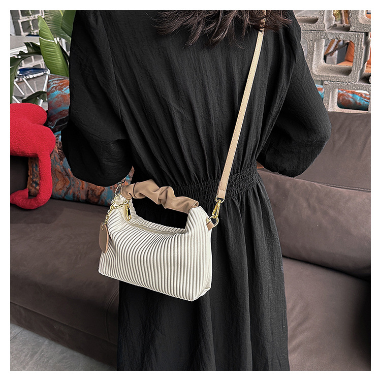This Year's Popular Niche Design Bag Women's Pleated Handbag 2023 New Fashion high-end armpit small square bag_voghion.com