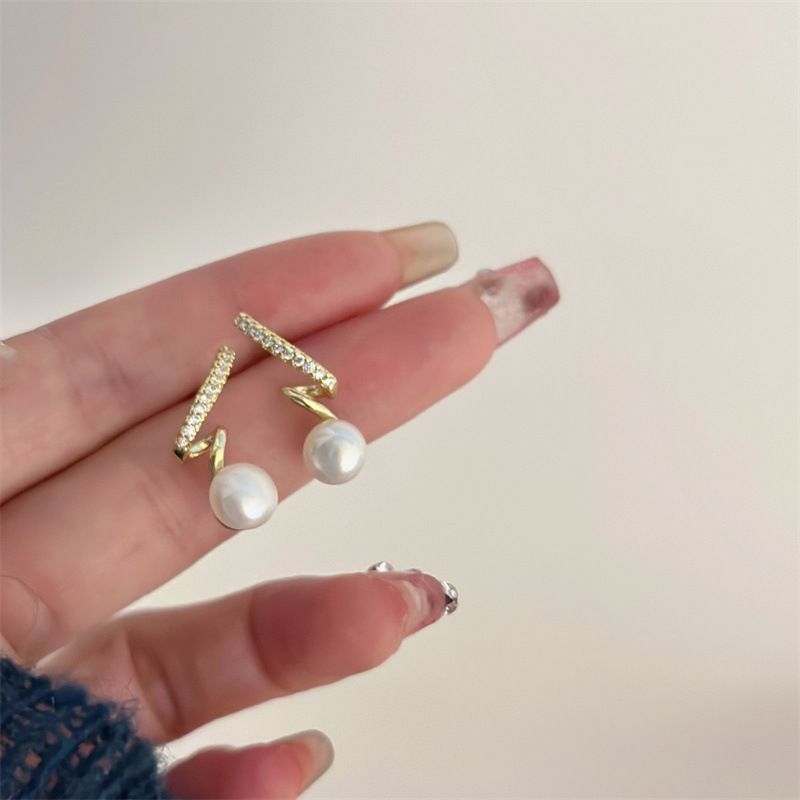 Hochwertige, elegante Ohrringe mit zarten, kleinen geometrischen S-förmigen Perlen aus natürlichen Süßwasserperlen_voghion.com