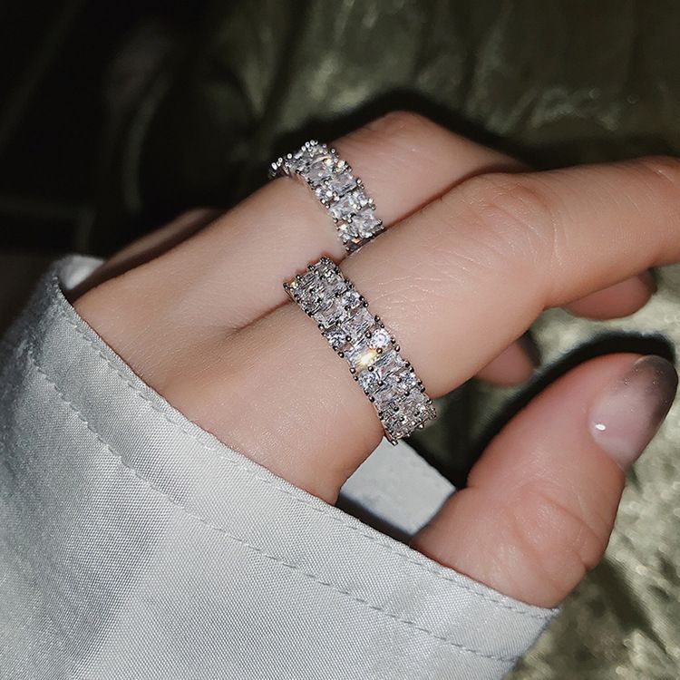 Übertriebenes Temperament, funkelnder Diamant-Zirkon-Zeigefinger, Internet-Berühmtheit, modische Persönlichkeit, einfaches Gelenk_voghion.com