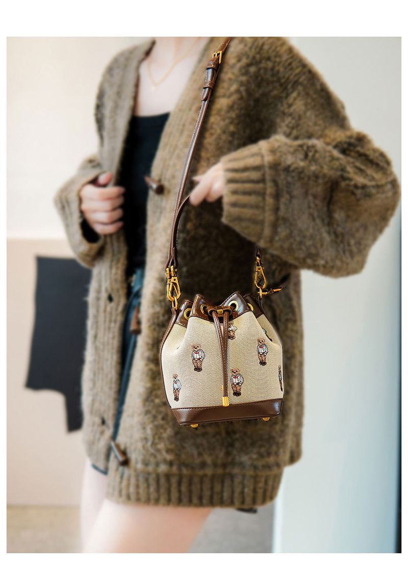 Frauentaschen Stickerei Thread Hand Bär 2024 Neue Mode Nische Schulter Messenger Bag weiblich_voghion.com