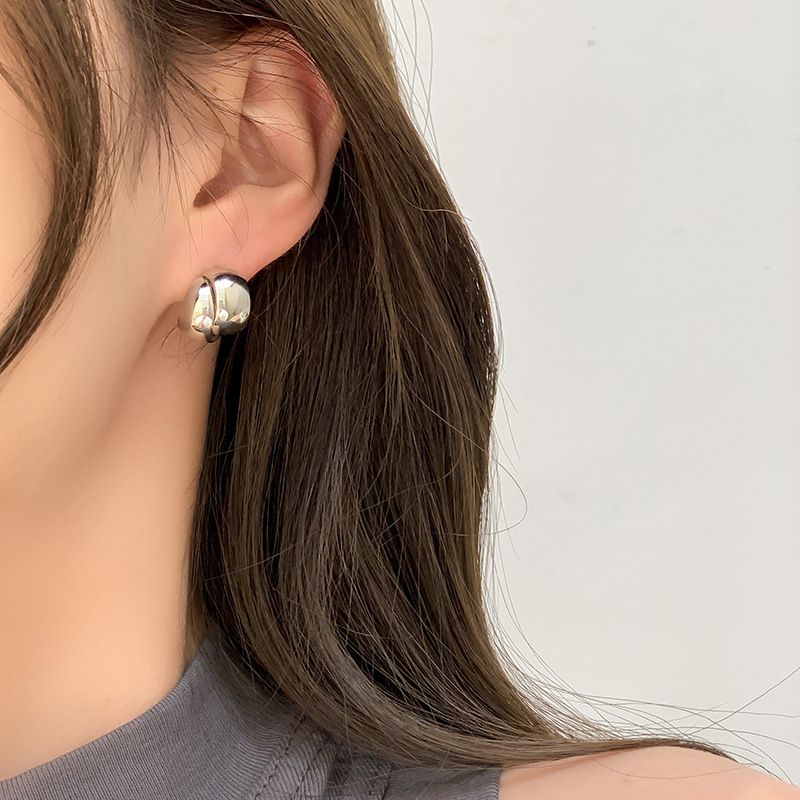 Piccolo design di nicchia con superfici fotosensibili sfalsate e stratificate, orecchini da donna in stile cool a forma di C irregolare e_voghion.com