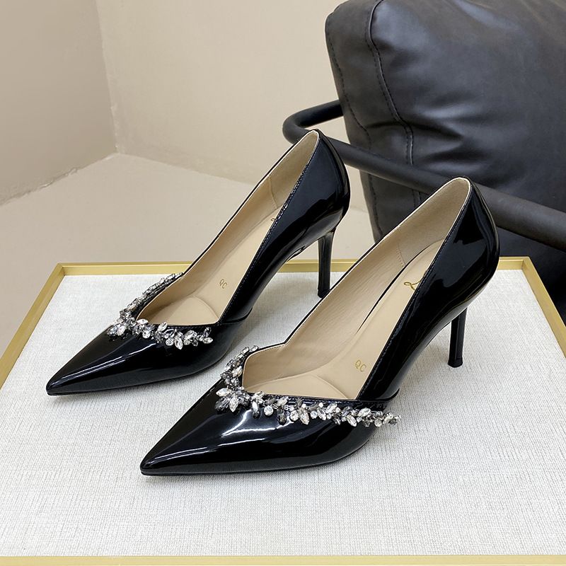 Schwarze Pendlerschuhe aus Satin mit spitzem Absatz und Strasssteinen sowie dünner Ferse_voghion.com