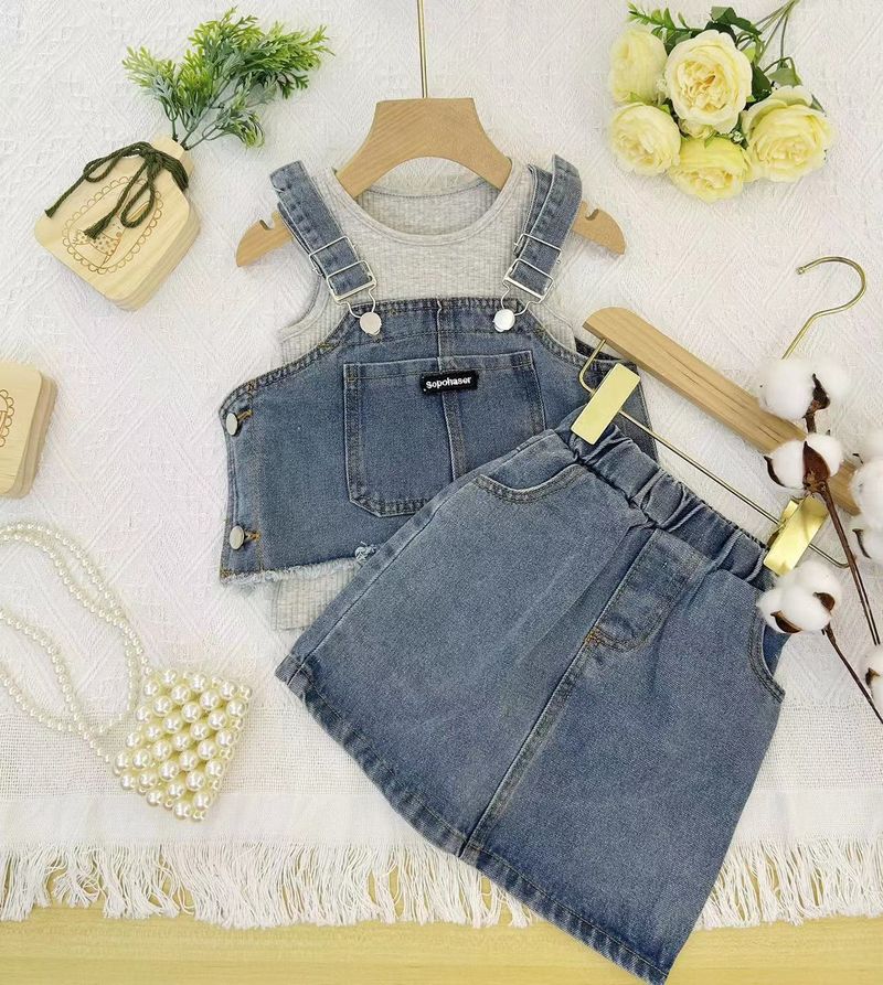 Abbigliamento per bambini 2024 nuovo vestito estivo per ragazze in denim con bretelle, mezza gonna, camicia e completo in tre pezzi_voghion.com