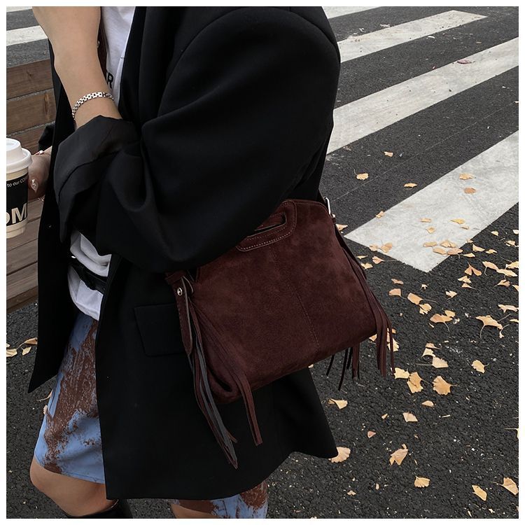 Vintage suède kwastje voor dames 2025 herfst nieuw niche ontwerp schouder handtas crossbody bucket bag_voghion.com