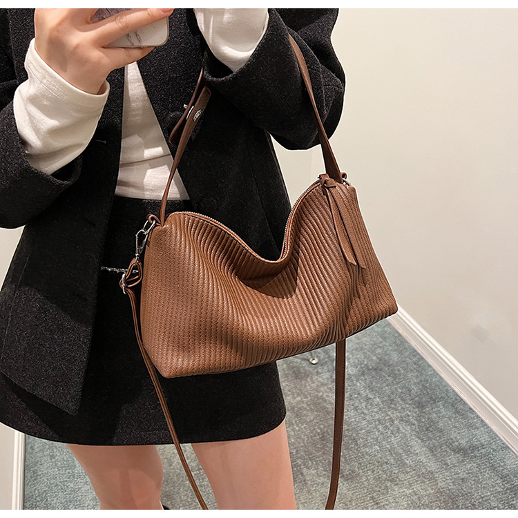 Retro Handheld Kleine Tas voor Vrouwen 2024 Nieuwe Lente Mode Eenvoudige en Veelzijdige Kleine Vierkante Tas met Hoge Kwaliteit Textuur, Unieke Casual Schoudertas_voghion.com