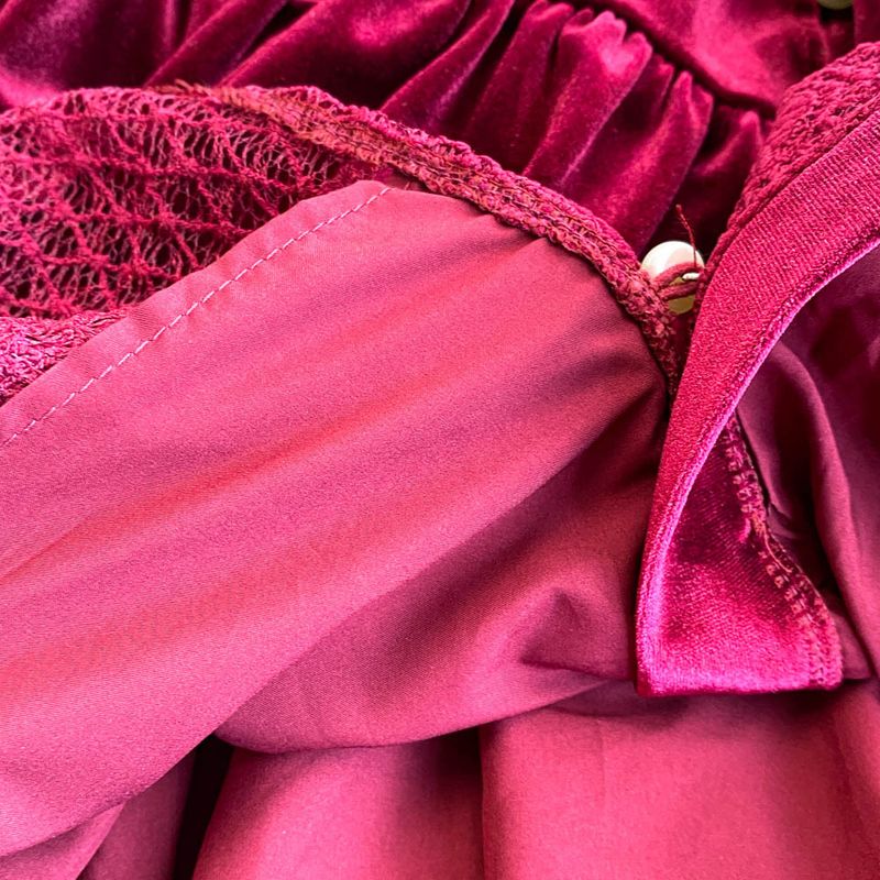 Falda larga de terciopelo con cuello alto, encaje y perla de una sola botonadura para mujer_voghion.com