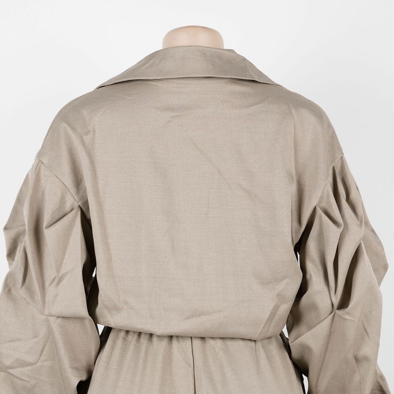 Completo da donna per il pendolarismo: camicetta con ampio risvolto e pantaloni con maniche a pieghe_voghion.com