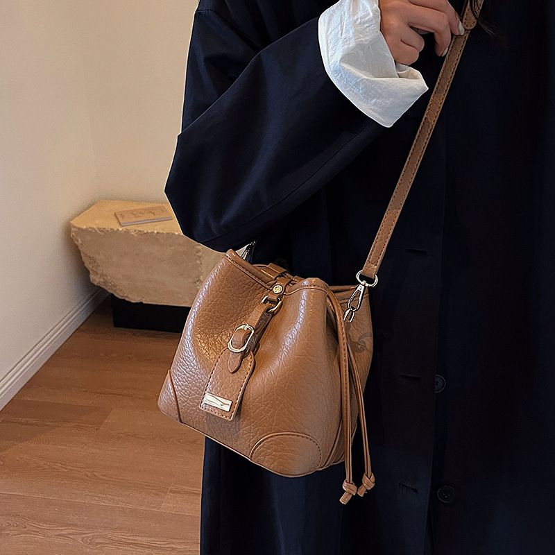 Design di nicchia alla moda per le donne 2023 Nuova borsa a tracolla versatile con tracolla singola sottobraccio_voghion.com