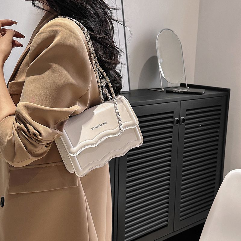Lichte luxe textuur voor vrouwen 2023 Lente Fris en modieus golvend patroon Kleine vierkante kettingband Eén schouder_voghion.com