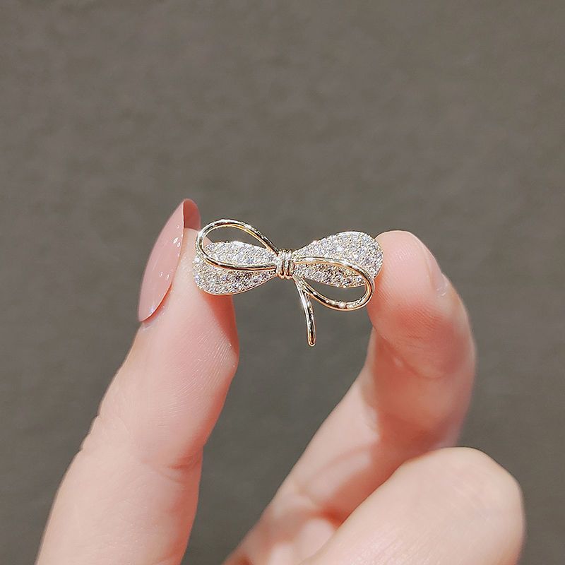 Koreaanse minimalistische anti-slip broche met striktemperament voor dames, vaste kleding, truien, pakken, gespaccessoires_voghion.com