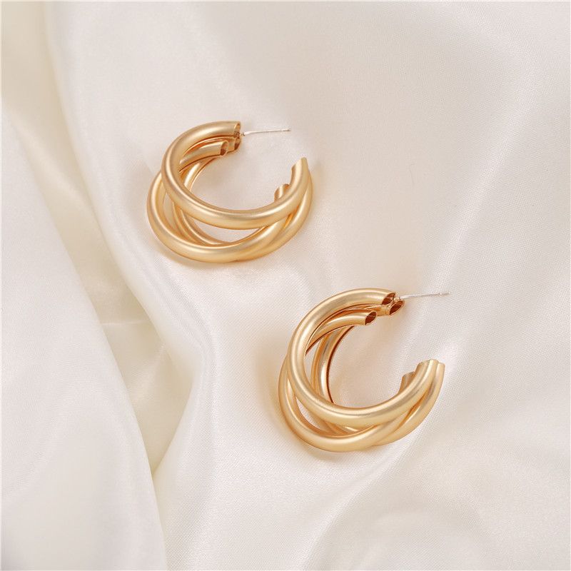 Orecchini minimalisti, personalizzati e alla moda in stile coreano con texture satinata ispirata a Ins e passanti auricolari opachi multistrato_voghion.com