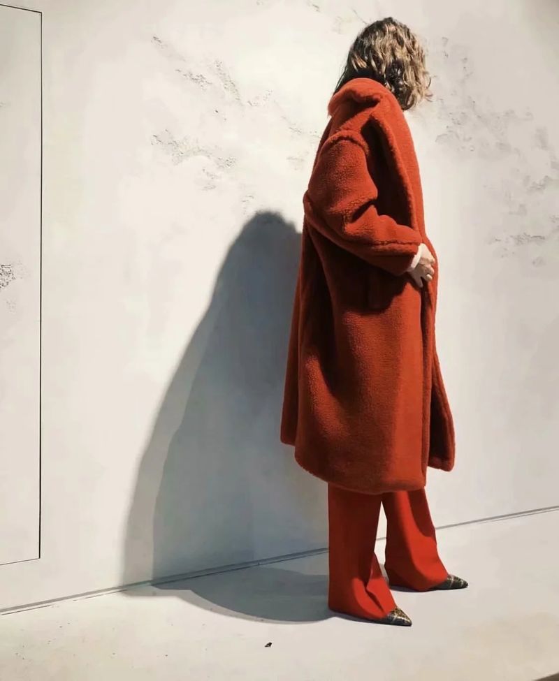 Cappotto da donna in lana di agnello sciolto di media lunghezza alla moda_voghion.com